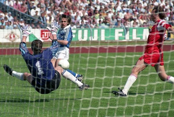 Ein Bild aus alten Tagen: Schalke-Stürmer Aleksandr Borodyuk 1991 gegen Fortuna Köln in Aktion.