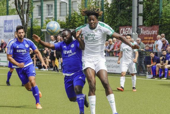 Emmanuel Williams (rechts) besticht durch seine Körpergröße.