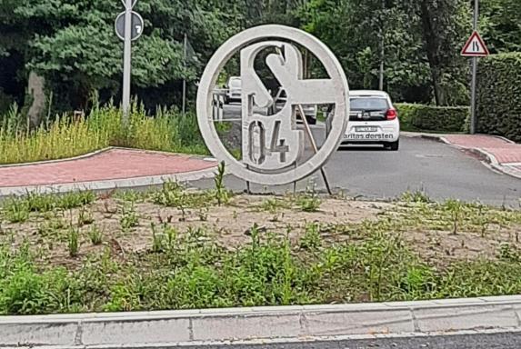 Schalke: Fan „findet“ 150 Kilo schweres S04-Logo im Kreisverkehr 