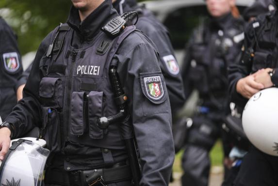 Polizei: Erneute Razzia nach Angriff von BVB- und RWE-Fans auf Schalker