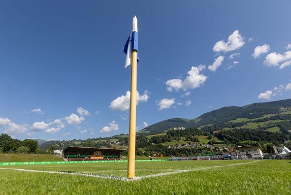 Schalke: Im Trainingslager - Gemeinde genervt von S04-Aufklebern