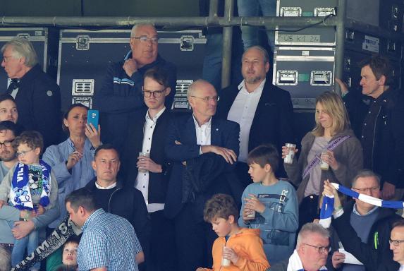 Hans-Peter Villis und Ilja Kaenzig bei einem Heimspiel des VfL Bochum.