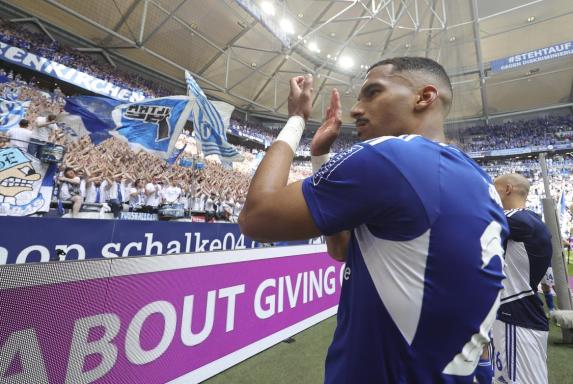 Moritz Jenz vor der Nordkurve des FC Schalke 04