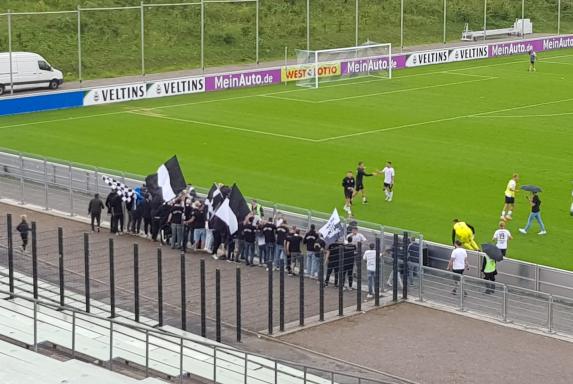 Schalke II: Zuschauer müssen Stadion wegen Unwetter verlassen - Gäste-Fans weigern sich