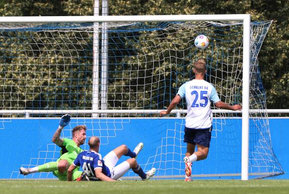 Wie auch in dieser Situation hatten die Profis des FC Schalke 04 gegen ihre U23 das Nachsehen.