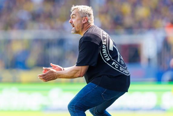 An der Seitenlinie immer mit vollem Körpereinsatz dabei: Thomas Reis, Trainer des FC Schalke 04.