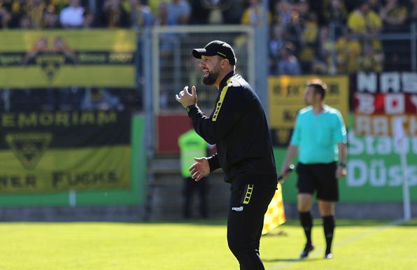 Regionalliga West: Platzverweis, Pyro-Ärger - Aachen schlägt Spitzenreiter Fortuna Köln