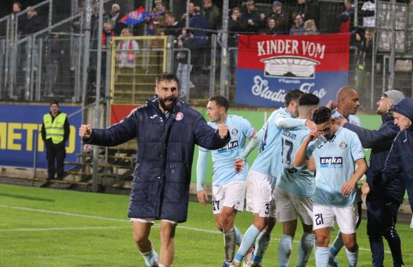 Regionalliga: Fortuna Köln erobert Tabellenführung - Wuppertaler SV dreht 0:2