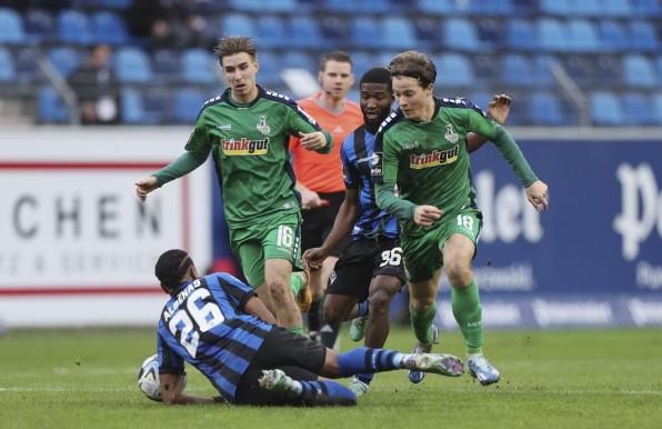 Einer der vielen Zweikampfszenen bei der Partie SV Waldhof Mannheim gegen MSV Duisburg. 