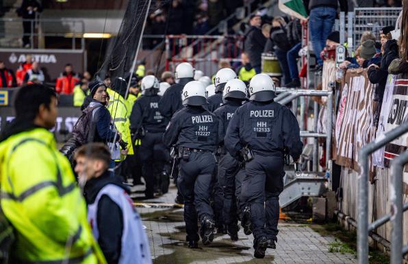 Nach Vorfällen: Fan-Vertreter: Lösung durch Fan-Polizei-Dialog „realitätsfern“