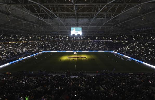 Der Ruhrkohle-Chor singt das Steigerlied vor dem Schalke-Spiel gegen den VfL Osnabrück. 