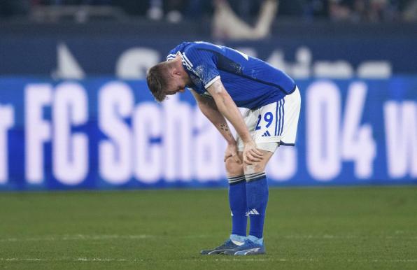 Schalkes Tobias Mohr reagiert nach dem 2:2 gegen Greuther Fürth auf seinen Fehler. 