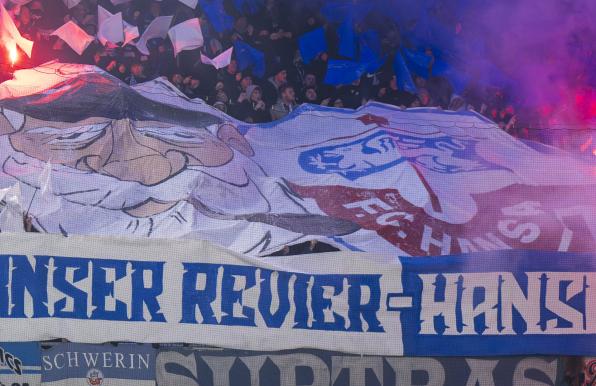 Anhänger von Hansa Rostock sorgten beim SC Paderborn für eine Spielunterbrechung.