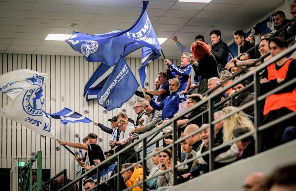 Die Fans der SSVg Velbert feiern den Hallen-Stadtmeistertitel ihrer Mannschaft.