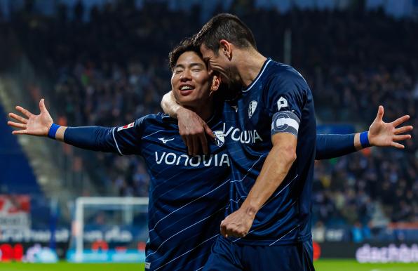 Takuma Asano (l.) und Kapitän Anthonys Losilla bejubeln die Erfolge des VfL Bochum.