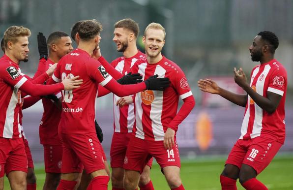 Rot-Weiss Essen schenkte der Bundesliga-Mannschaft des 1. FC Köln vier Dinger ein.