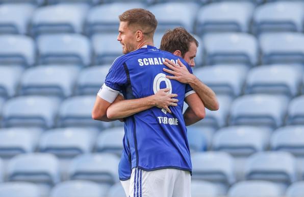 Simon Terodde feiert den ersten Schalker Treffer in der Vorbereitung.