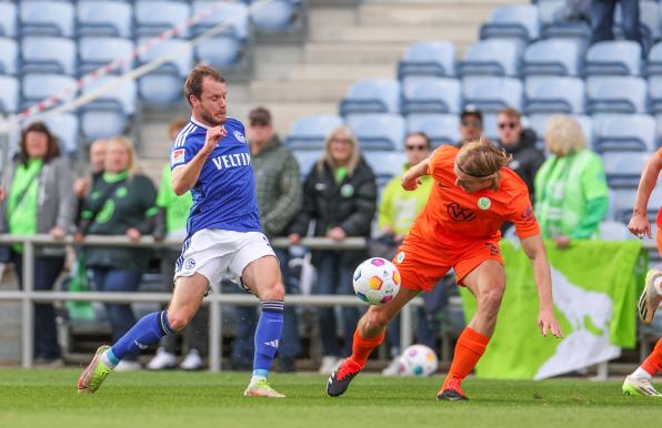 Thomas Ouwejan (l.) war beim Schalkes Testspielpleite nicht immer auf der Höhe.