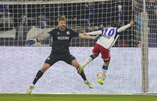 Keine Abwehrchance: HSV-Akteur Pherai völlig blank vor Schalke-Keeper Fährmann.