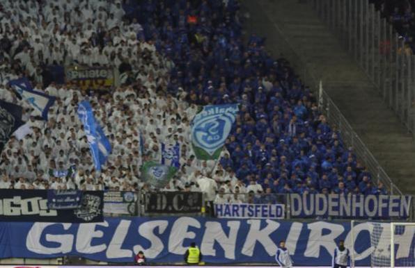 Im Laufe der zweiten Halbzeit stellten die S04-Fans den Support ein. Es blieb alles friedlich.