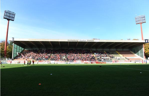 In der Saison 2014/2015 füllten RWE-Fans eine Tribüne in der Grotenburg.