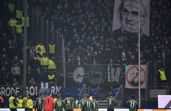 Die Profis von Hannover 96 suchen den Dialog mit den Fans. Fadenkreuz-Plakate werden im 96-Block gezeigt.