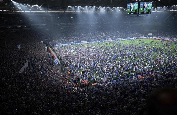 Nach Abpfiff gab es bei den Schalke-Fans kein Halten mehr: Der Aufstieg in die erste Liga ist geglückt. 