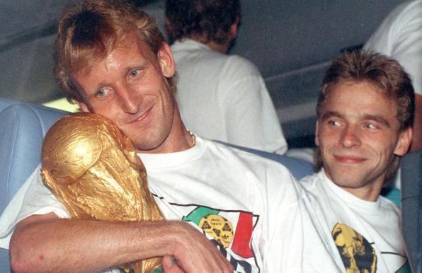 Andreas Brehme (links) mit dem WM-Pokal.