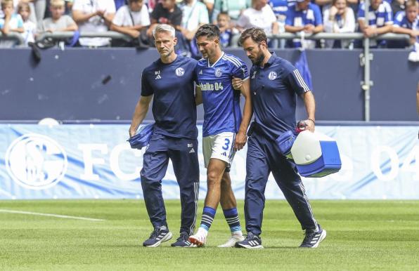 Leo Greiml (Mitte) macht beim FC Schalke 04 nach seinem Kreuzbandriss weiter Fortschritte.