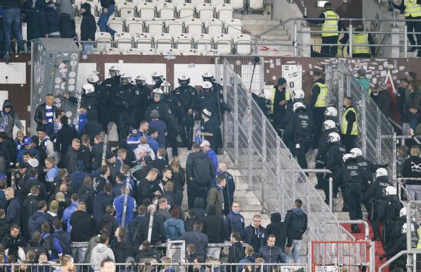 Schalke-Fans im Gästeblock des FC St. Pauli.
