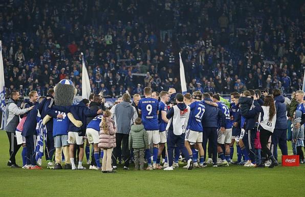 Schalke feiert geschlossen den 3:1-Sieg gegen St. Pauli