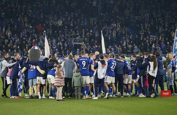 Schalke hat den FC St. Pauli am Freitag mit 3:1 besiegt.