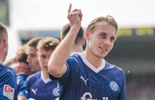 Fingerzeig nach oben: Dort soll es für Timo Becker und Holstein Kiel hingehen.