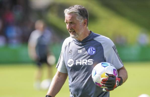 Torwarttrainer Simon Henzler verlässt Schalke 04.