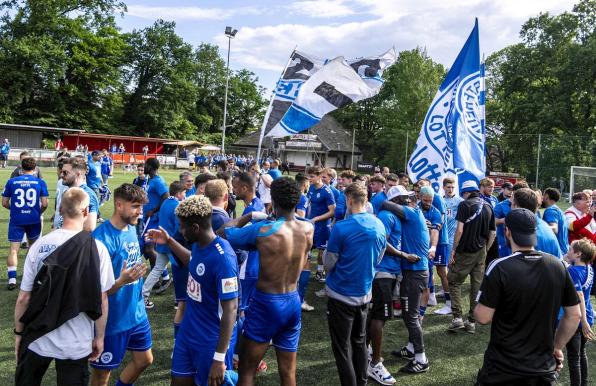 Die SF Lotte feiern den Aufstieg in die Regionalliga.