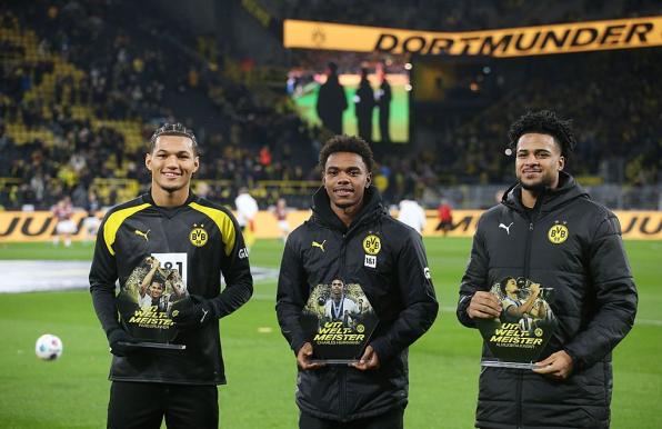 Charles Herrmann (Mitte) verlässt Borussia Dortmund in Richtung Gladbach.