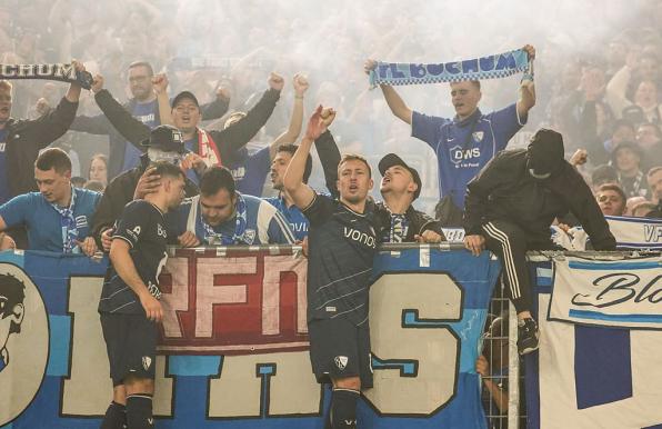 Kevin Stöger (links) feiert mit den Fans des VfL Bochum den Klassenerhalt. 