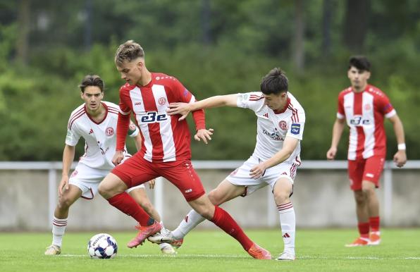 RWE (rot-weiße Trikots) gewann das Finale im U19-Niederrheinpokal gegen Fortuna Düsseldorf mit 3:2. 