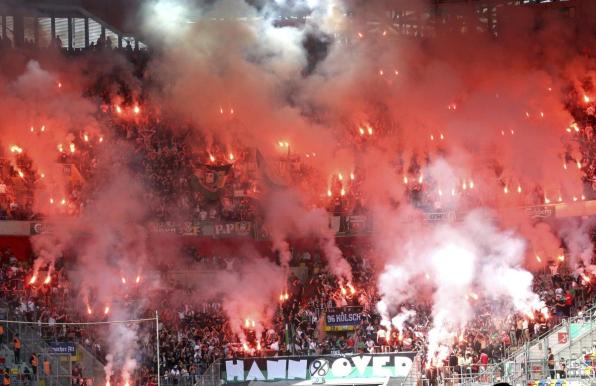 Fans von Hannover 96 zünden Pyrotechnik.