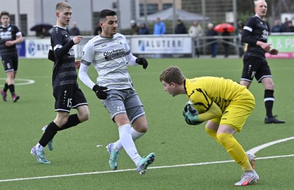 Yusuf Allouche (Mitte) im Trikot des VfB Bottrop.