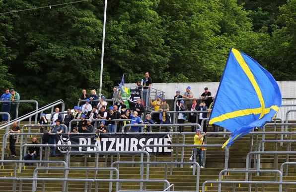 Die Fans vom 1. FC Düren in Wuppertal.