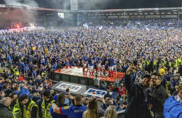 Die Fans von Holstein Kiel bejubeln den Aufstieg.