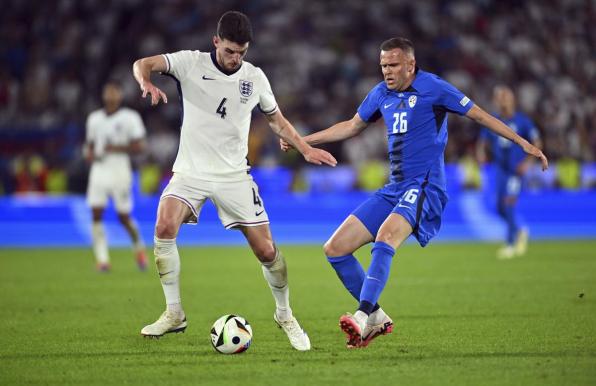 Englands Declan Rice (links).