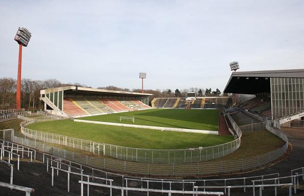 In der Krefelder Grotenburg soll es bald Regionalliga-Fußball geben. Viel mehr steht noch nicht fest. 