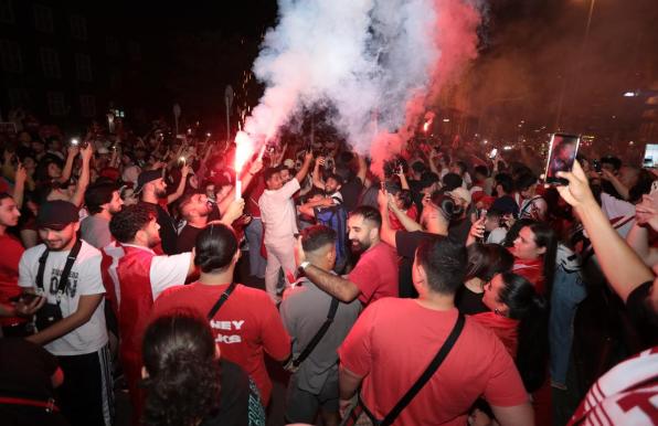 Türkei-Fans feiern.