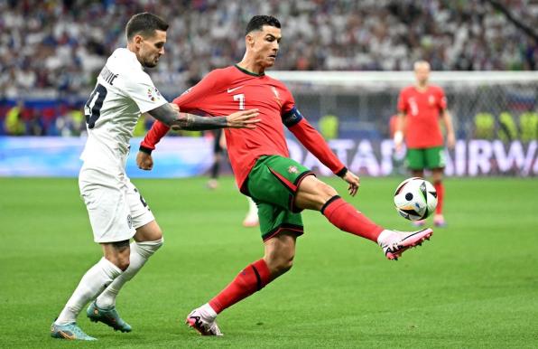 Portugal-Star Cristiano Ronaldo im Zweikampf mit dem Slowenier Petar Stojanovic.
