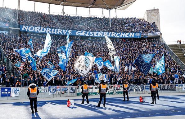 Schalke-Fans beim Spiel gegen Hertha in der Vorsaison. Um die 15.000 Fans kamen mit der Mannschaft nach Berlin.
