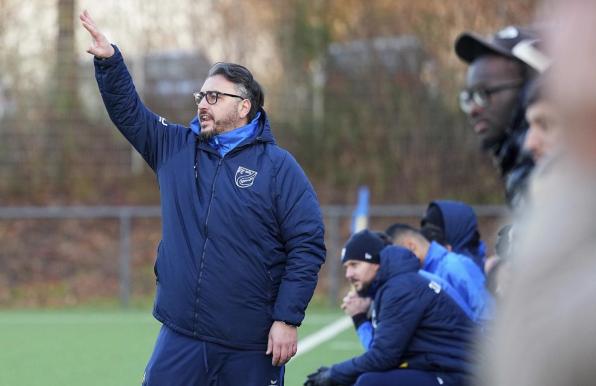 Blau-Gelb Überruhr-Trainer Murat Aksoy gibt Anweisungen.