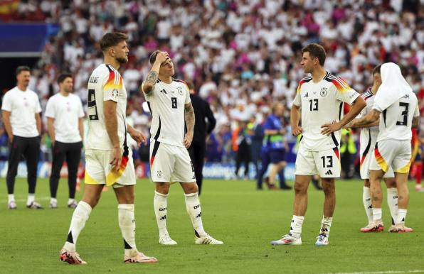 Kollektive Enttäuschung bei den deutschen Spielern um Toni Kroos (Mitte).