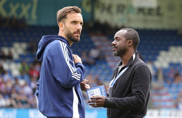 Ben Manga (rechts) konnte Kenan Karaman von einem Verbleib auf Schalke überzeugen.